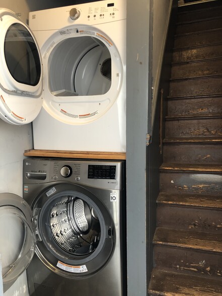 Building Photo - 1044 Broadway