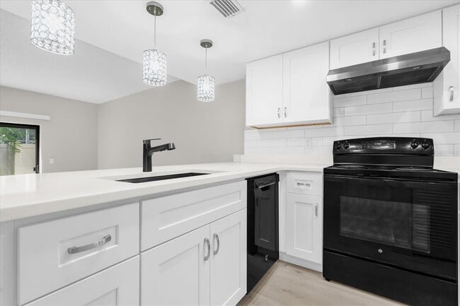 Building Photo - 5852 Windhover Dr