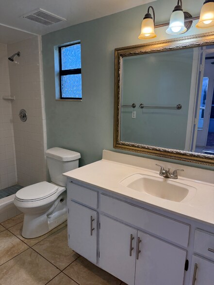 Building Photo - 467 Willow Tree Dr