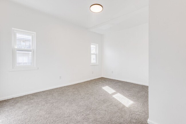 Building Photo - AVAILABLE NOW - Beautiful 3 Bedroom Home w...