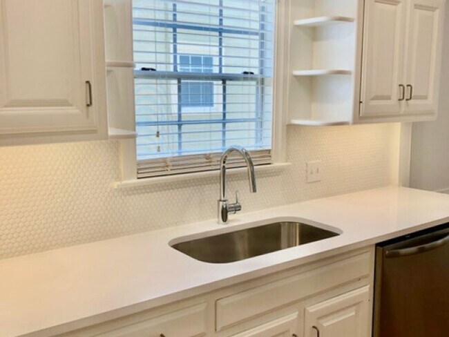 Building Photo - Iconic.... Capital Heights Cottage