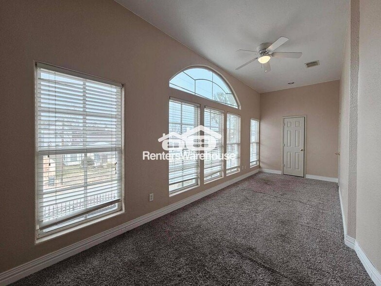 Building Photo - 5027 Creekmont Dr