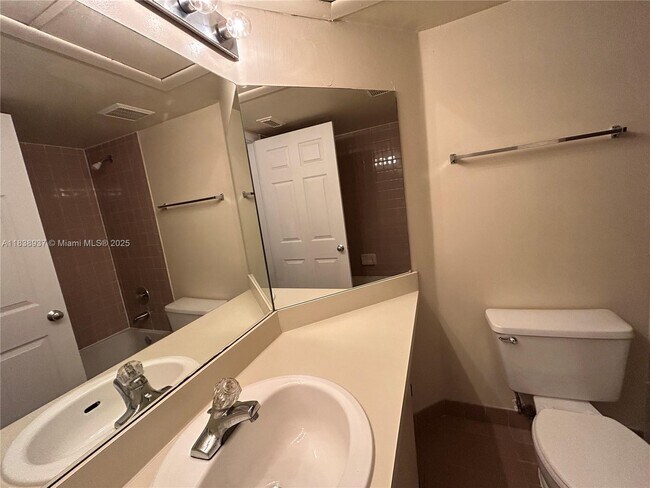 Building Photo - 2890 N Oakland Forest Dr