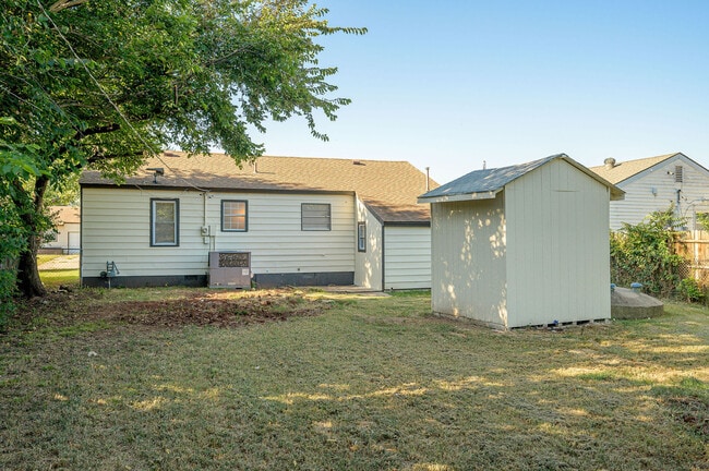 Building Photo - 4013 Mallard Dr