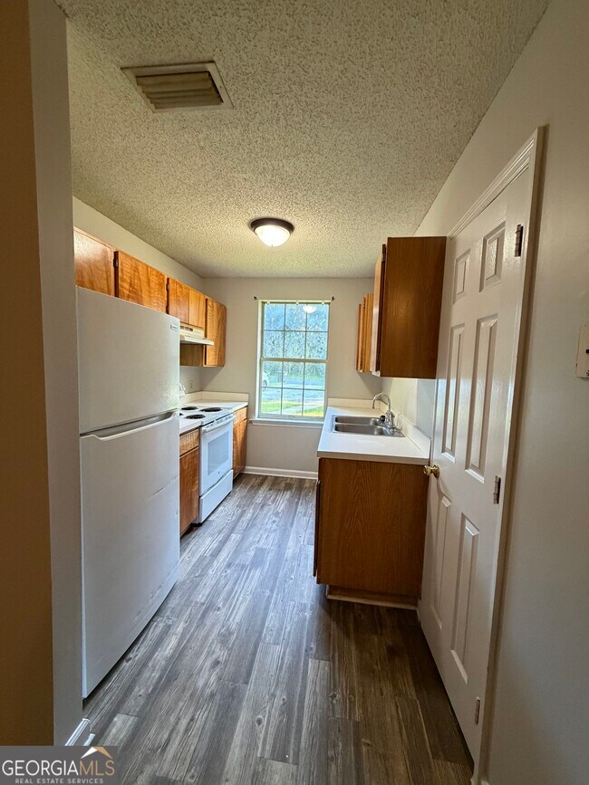 Building Photo - 302 Admiral's Walk Dr