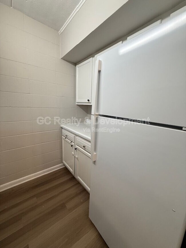 Building Photo - 243 Uteg St