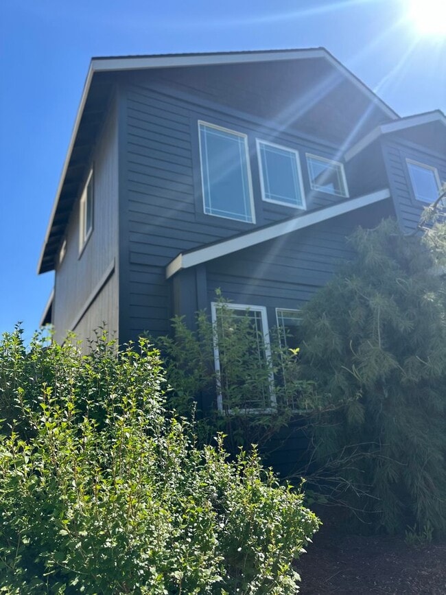 Building Photo - Charming 3 Bedroom home near Old Mill!