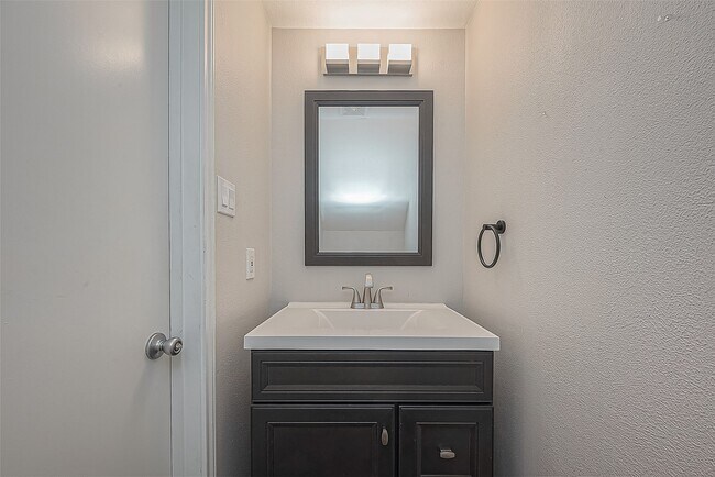 Building Photo - 2323 Pine Cone Dr