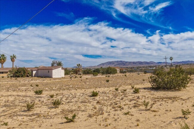 Building Photo - 2 Bedroom Home on 1.8 Acre Lot
