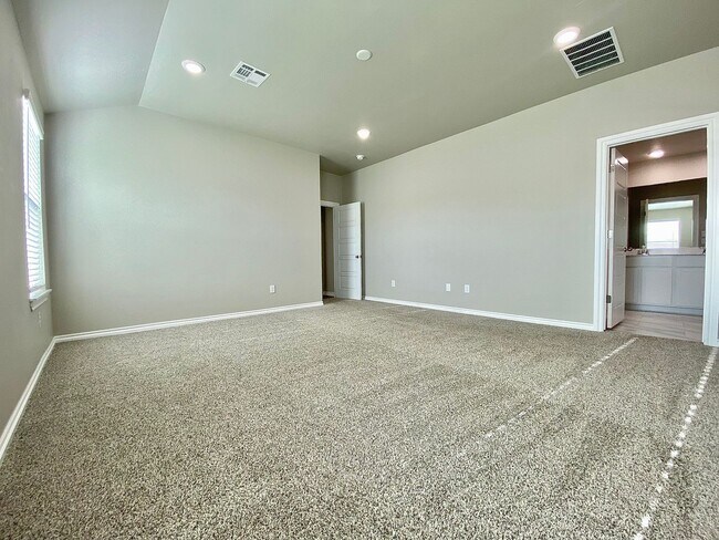 Building Photo - 4 Bed 2 Bath, w/Office in Deer Creek Schools