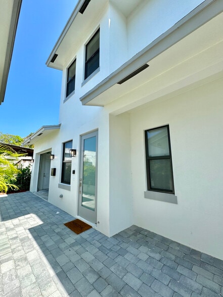 Building Photo - 438 Monroe Dr
