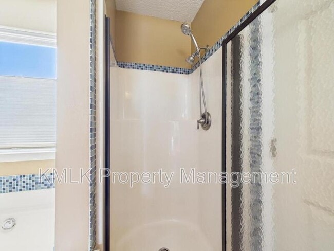 Building Photo - 411 Treeview Dr