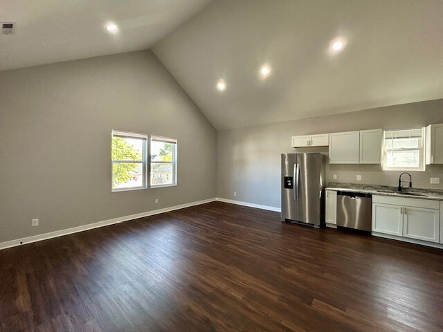 Building Photo - **SPECIAL** $250 OFF 2ND MONTH'S RENT** 3 Bedroom 2 Bath Duplex in the Heart of Indianapolis