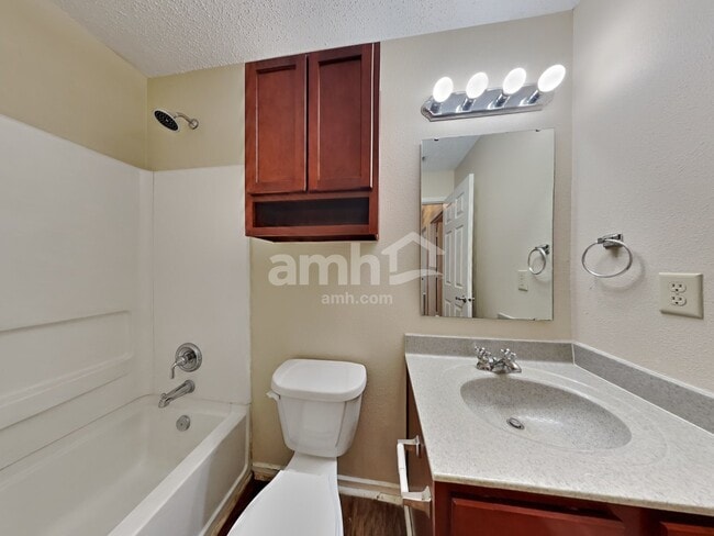 Building Photo - 5622 N Jefferson Dr