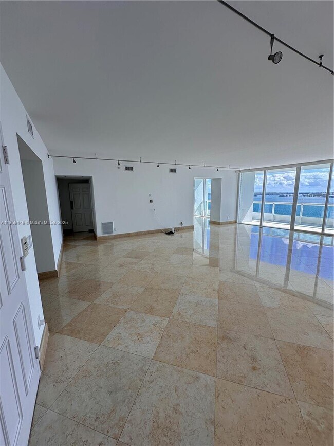 Building Photo - 1643 Brickell Ave