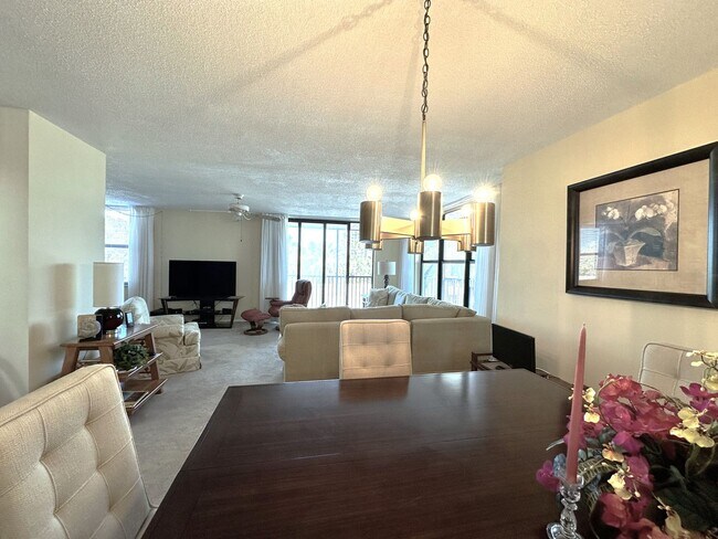 Building Photo - STUNNING SEASONAL 2/2 CORNER CONDO WITH OV...