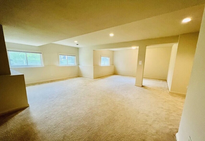 Building Photo - 16499 Beverly Dr