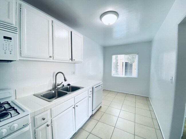 Interior Photo - 5725-29 Vineland Ave