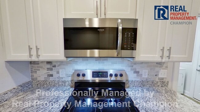 Building Photo - Beautiful Home in Hampstead on Spacious Lot