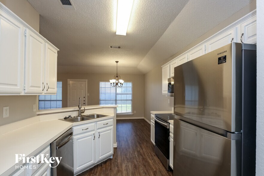 Building Photo - 805 Shadybrook Ln