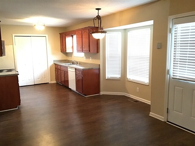 Building Photo - 3494 Sandpiper Dr