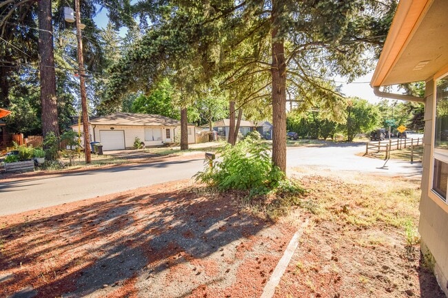 Building Photo - 3 Bedroom 1Bath House, Quiet neighborhood with park across the street