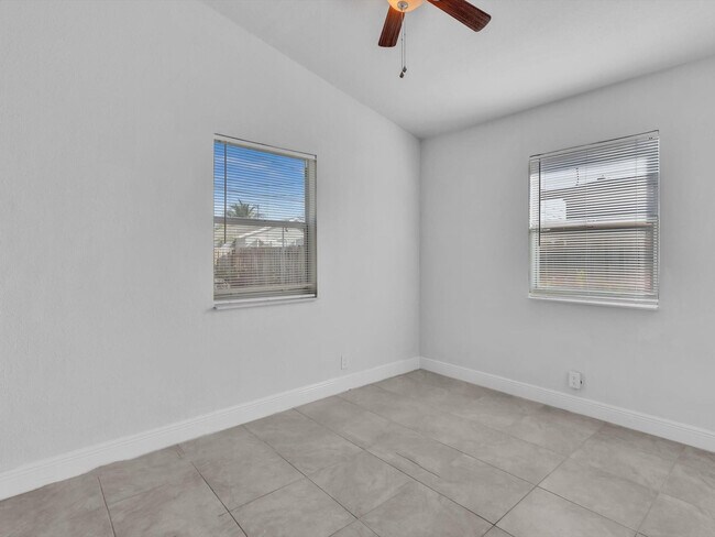 Building Photo - 525 NW 10th Ave