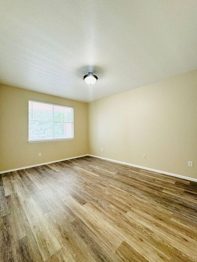 Building Photo - Beautiful, 2 Bed/2 Bath Condo in High Plai...