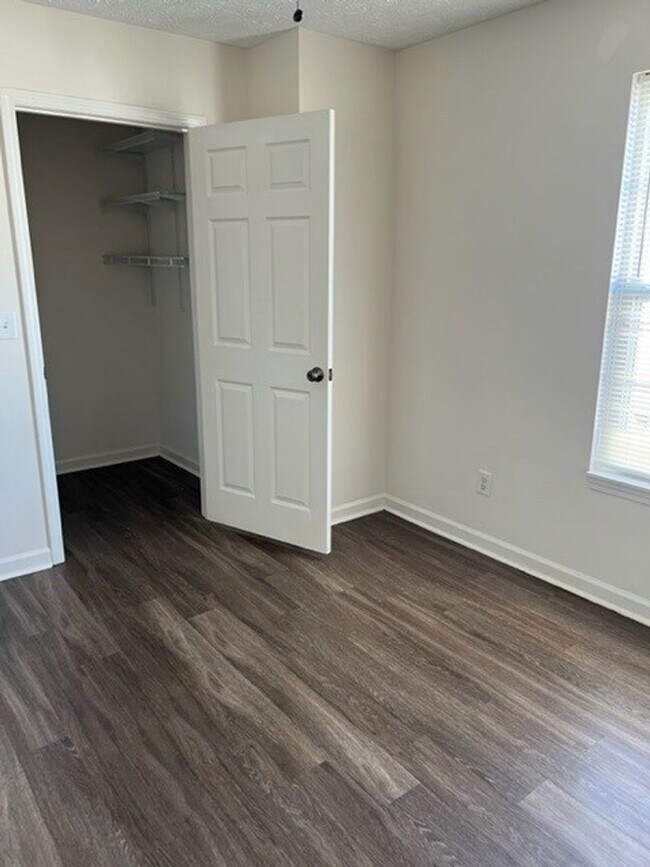 Building Photo - Spacious 2-Bedroom Townhouse with Garage