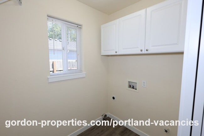 Building Photo - SE 121st Ave- 3 bedroom townhome with gas fireplace