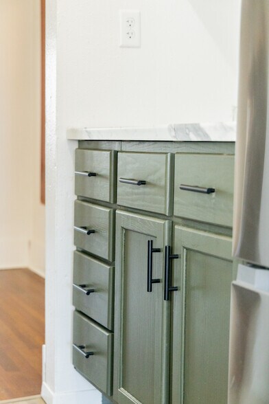 Building Photo - 711 S Phillips Ave