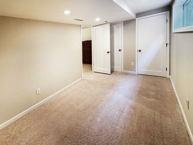 Building Photo - 2Bd/1.75Ba Seattle House