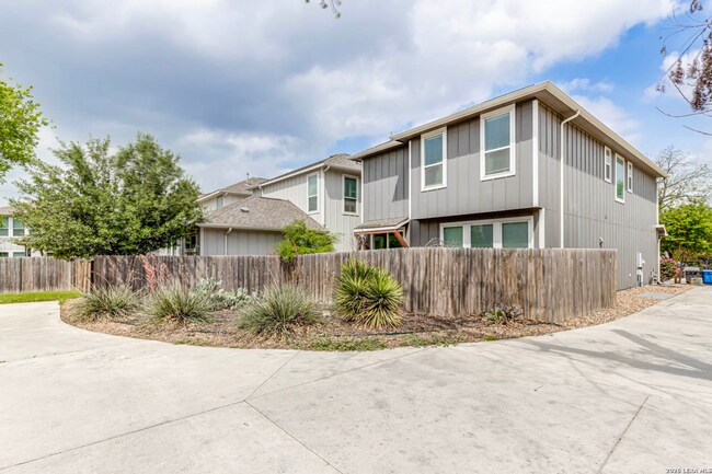 Building Photo - 1426 E Sandalwood Ln