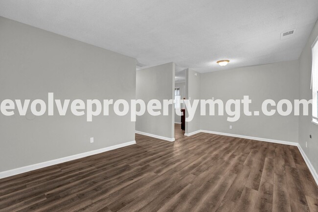 Building Photo - $300 OFF FIRST MONTH'S RENT  MOVE IN SPECI...