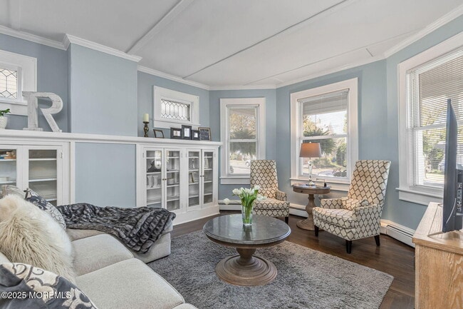 Building Photo - 353 Main St