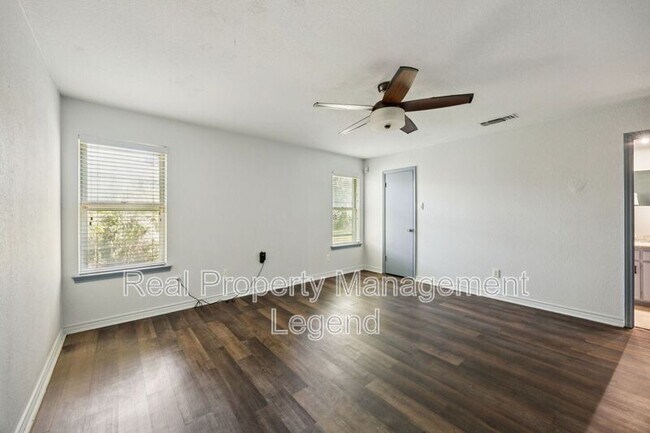 Building Photo - 2024 Robinson St