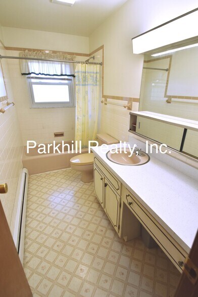 Building Photo - 122 E Plainfield Ave