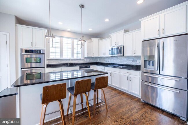 Building Photo - 8727 Raleigh Mews