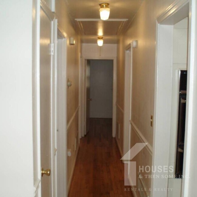 Building Photo - 27 Flower Dr