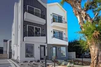 Building Photo - Fantastic 2 Story Farm House style Home wi...