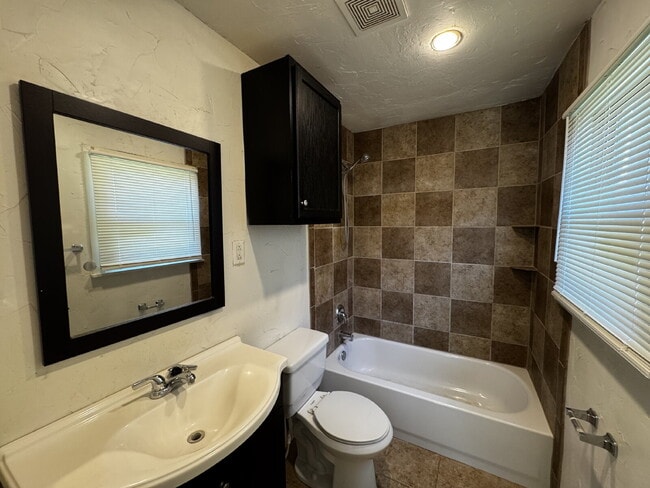 Building Photo - Beautiful House Located In The Heart Of Lu...