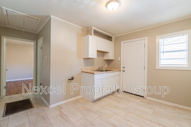 Building Photo - 1677 Echles St