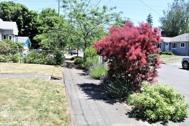 Building Photo - 3/1.5 Bungalow at historic Kenton Park!