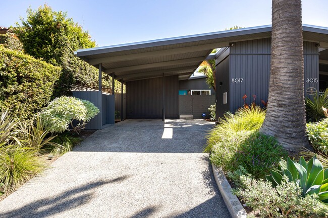 Building Photo - Gorgeous 2 bedroom 2 bath twin home just b...