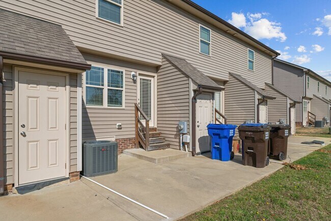 Building Photo - 2 Bedroom 2 Bathroom Town Home Close Proximity To Campbell