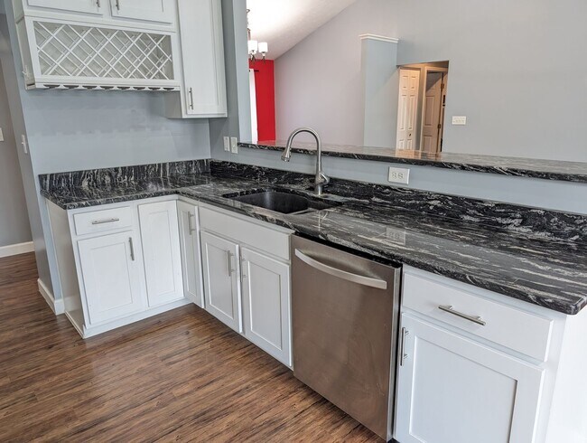 Building Photo - AVAILABLE 1/1/2026- 3 Bedroom / 2 Full Bath Home in Englewood!