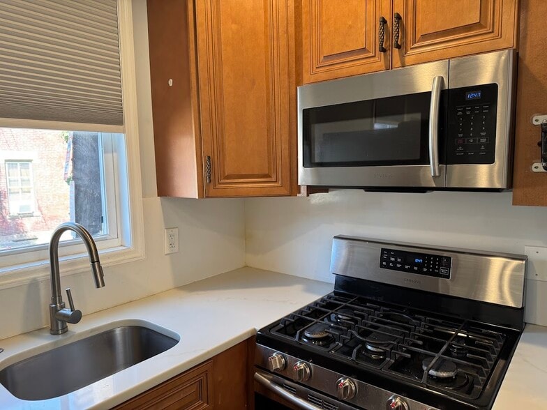 Building Photo - 4416 Plummer St