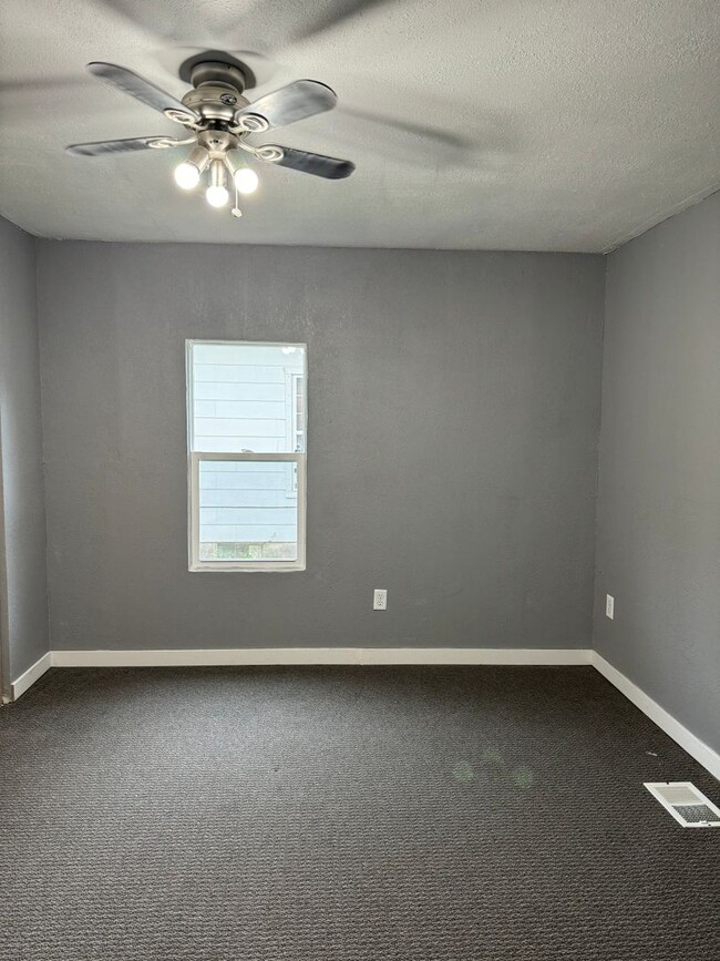 Building Photo - Recently updated 2 bedroom home