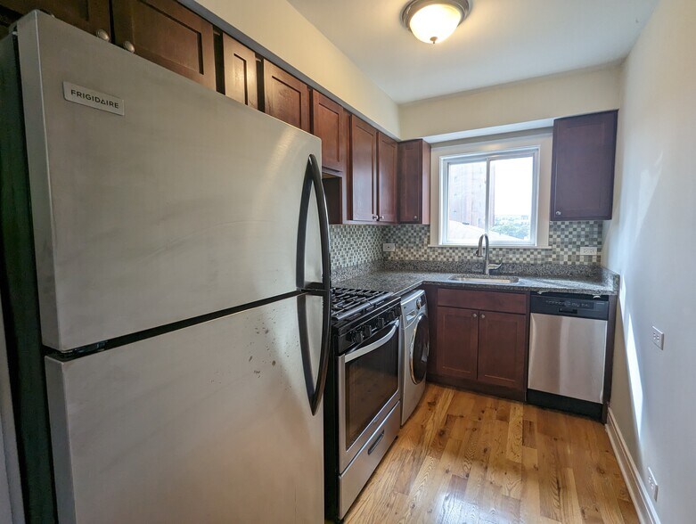 Building Photo - 696 Elm Pl