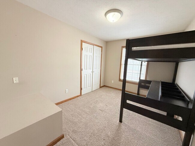 Building Photo - Beautiful Home in East Bloomington!